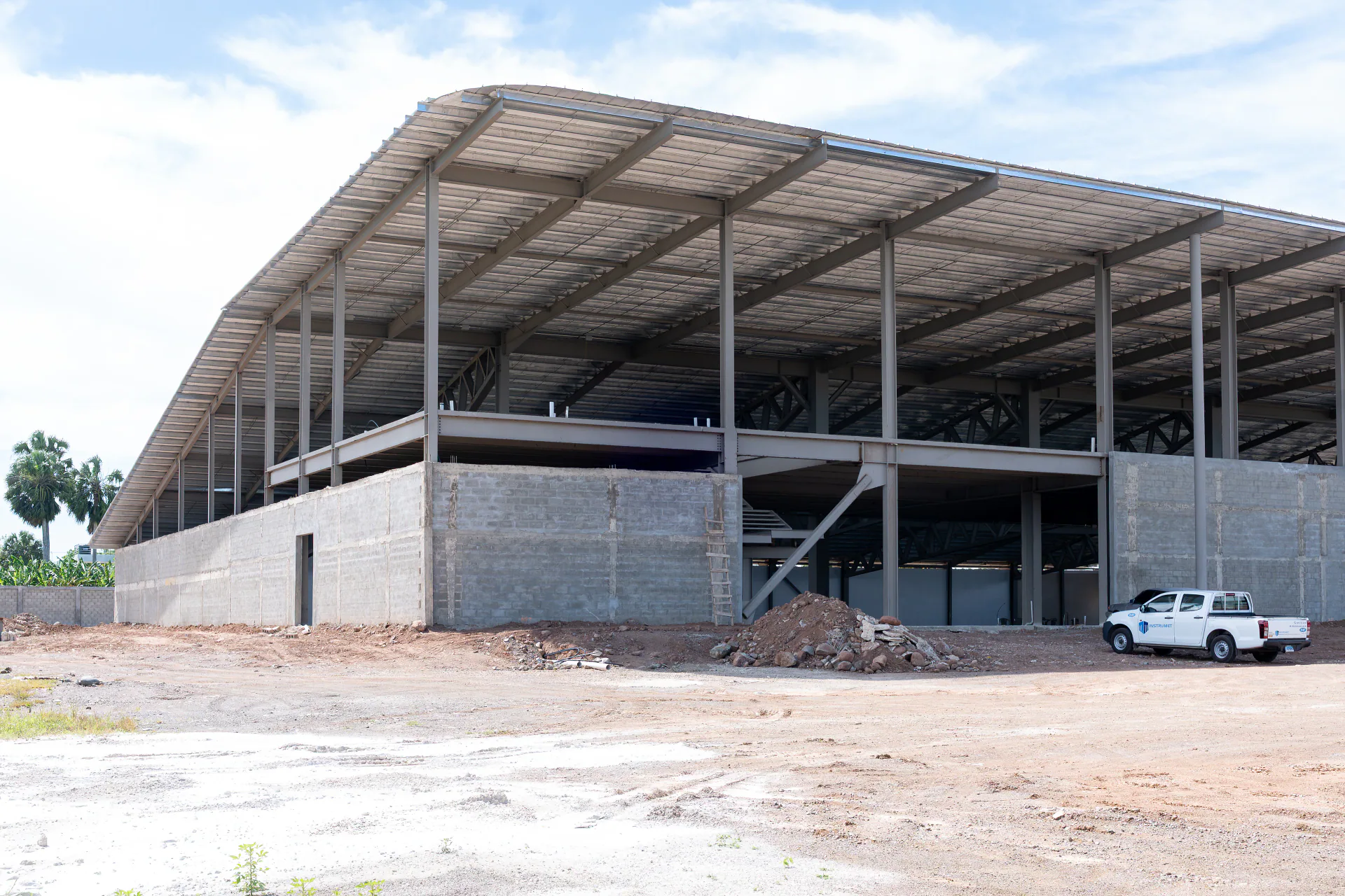 Estructura industrial en construcción con cubierta de laminados metálicos