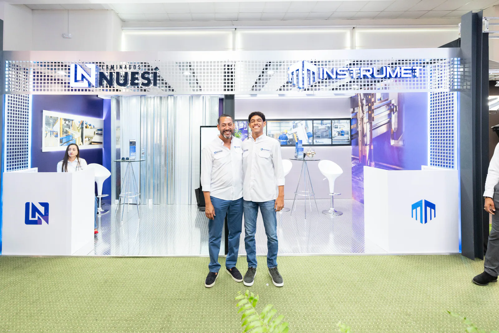 Equipo de Laminados NUESÍ en el espacio de exhibición de la empresa